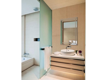 Rechteckiger Badspiegel mit Holzrahmen